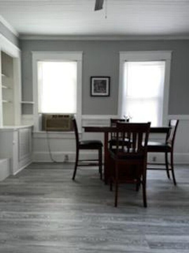 Building Photo - One Bedroom Furnished Apartment in Downtow...