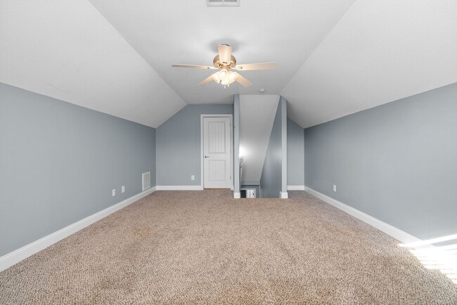 Building Photo - Pet Friendly Three Bedroom with Bonus!
