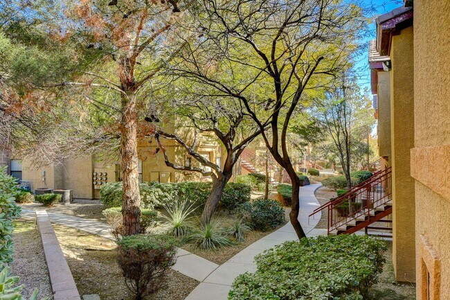 Building Photo - Beautiful downstairs 3 bdrm 2 Bath Condo w...