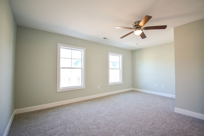 Building Photo - Gorgeous 2 Bedroom Townhome in Beachside Village