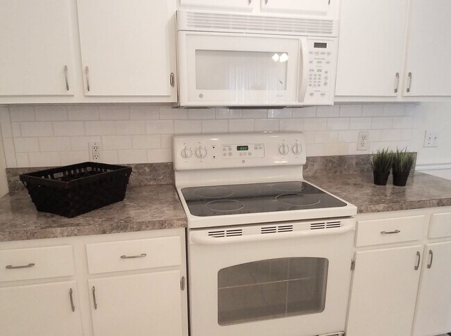 Building Photo - Beautiful 1/1 Wood Floors Condo at The Cre...