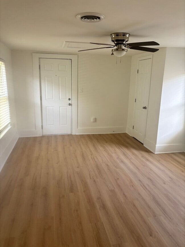 Building Photo - 2 Bedroom 1 Bath