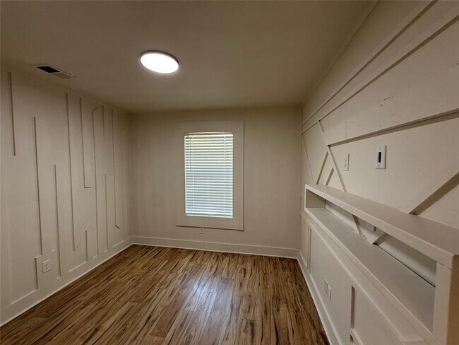 Building Photo - 8906 Pineridge Dr