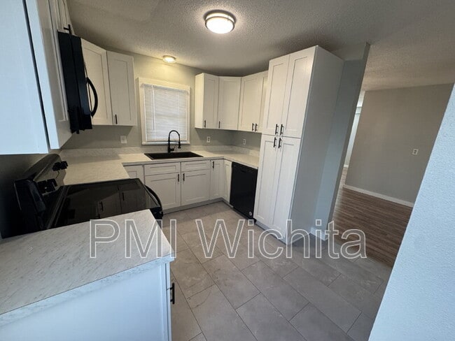 Building Photo - 923 N Sheridan St