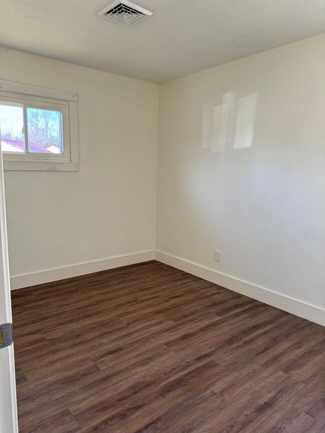 Building Photo - NEWLY REMODELED!