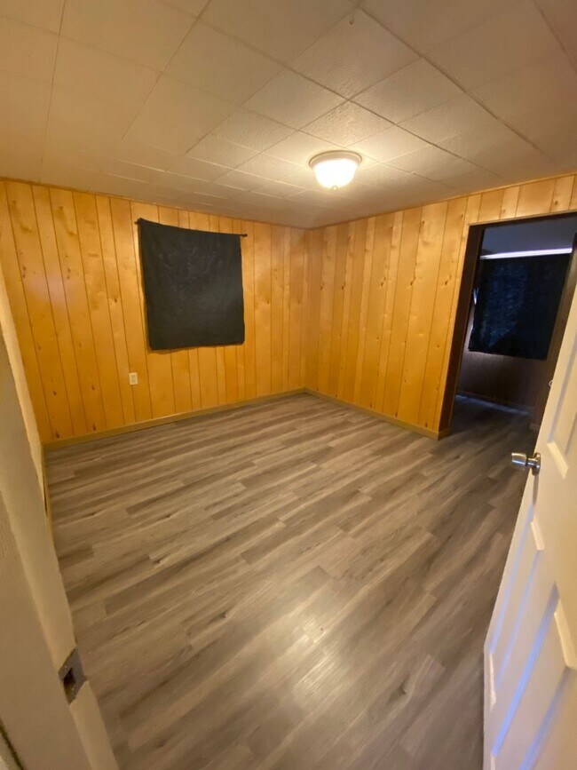 Building Photo - 3 Bedroom, 2 Bathroom Home