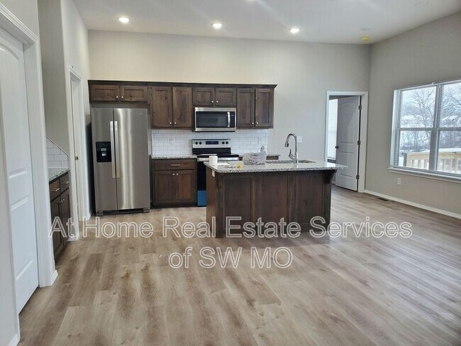 Building Photo - 624 S Southgate Dr