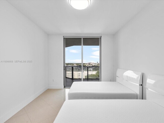 Building Photo - 17301 Biscayne Blvd