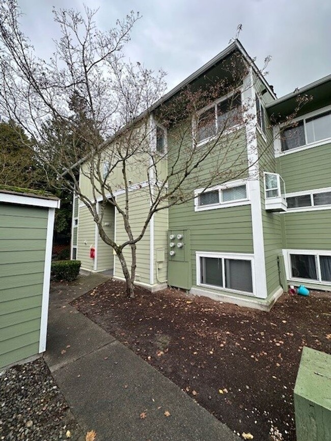 Primary Photo - BEAUTIFULLY RENOVATED TOP FLOOR TOWNHOME C...