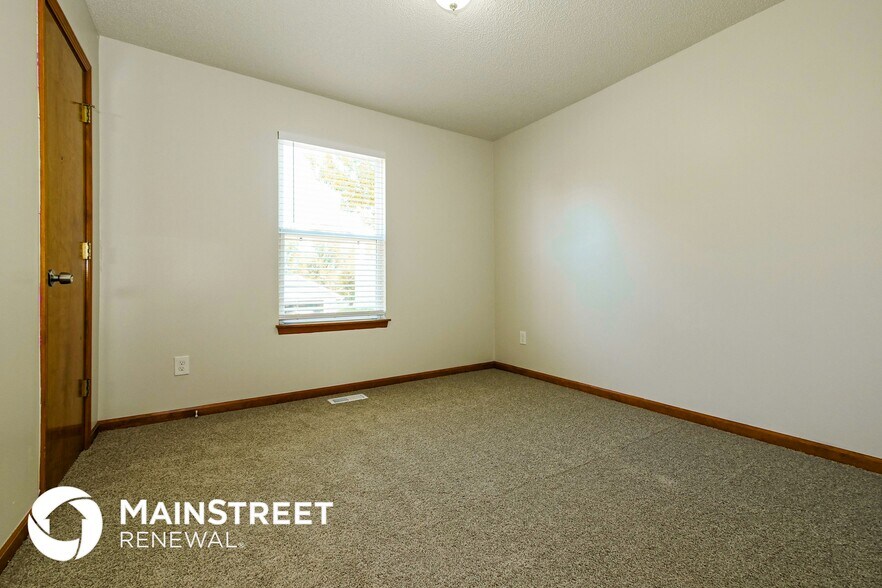 Building Photo - 633 SW Nelson Dr