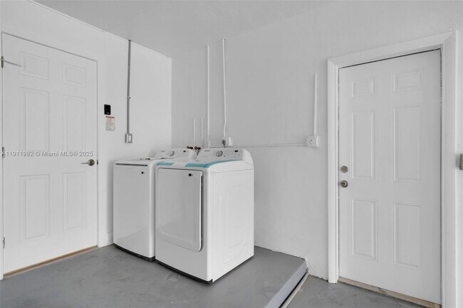 Building Photo - 3920 Hayes St