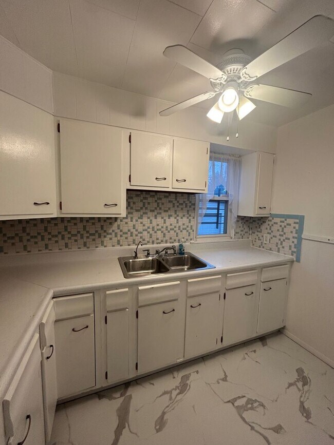 Building Photo - Charming 3-Bedroom Property in Prime Location