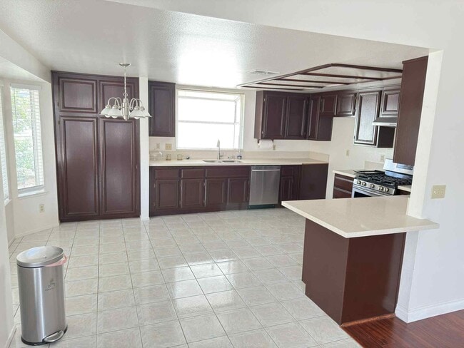 Building Photo - 2890 Summer Set Cir