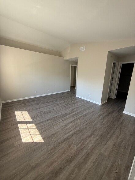 Building Photo - 2276 Vanderbilt Dr