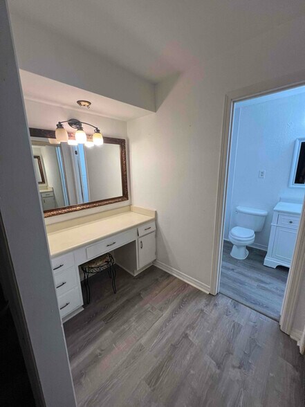 Building Photo - 865 Wilshire Blvd