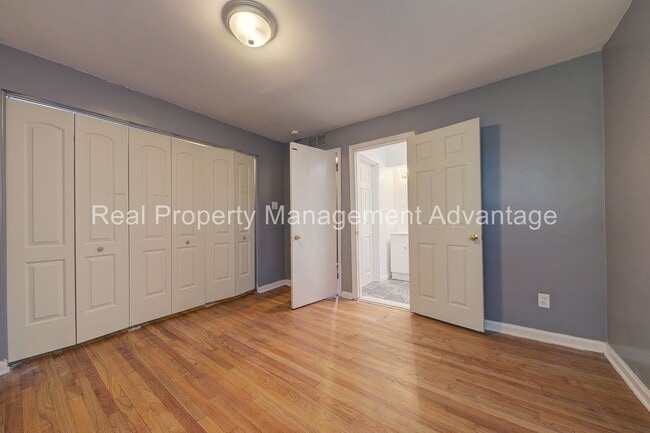 Building Photo - Beautiful Mid-Century 3 Bedroom Steps from...