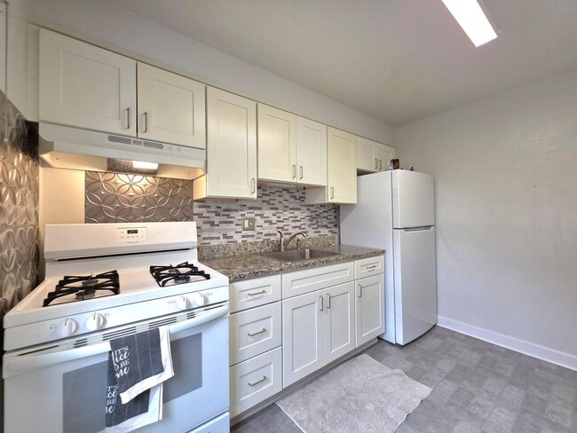 Building Photo - 6620 Boulevard View