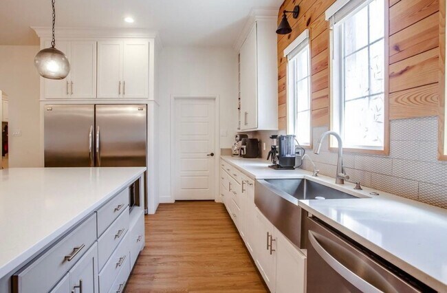 Building Photo - 4 bedroom 3 bathroom in Kelsey Park!!