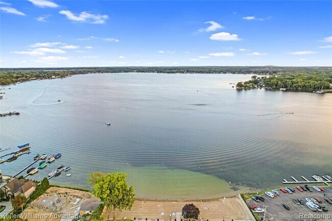 Building Photo - 855 S Pontiac Trail