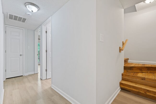 Building Photo - Nicely Remodeled 3 Bedroom House on Cul-de-Sac with Walkout Basement!