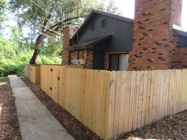 Building Photo - Convenient to Navy Federal & Pine Forest/Nine Mile Road area!