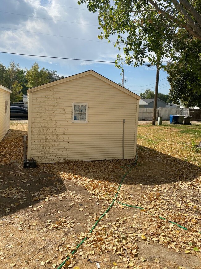 Building Photo - Great 2 bedroom house on a HUGE lot! $250 ...