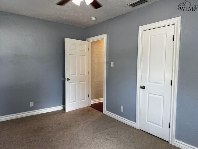 Building Photo - 100 Lilac Ln