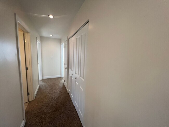 Building Photo - Beautiful 4 Bedroom/ 2.5 Bath with Integra...