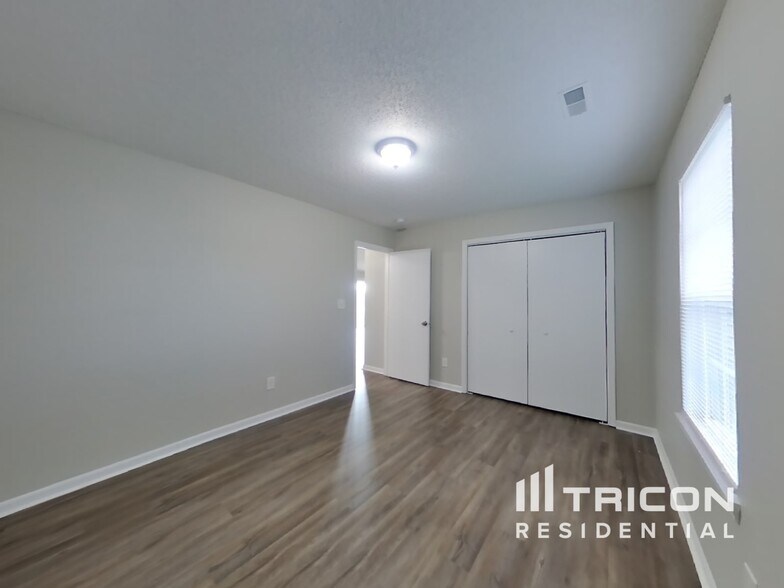 Building Photo - 2245 Lakecrest Dr