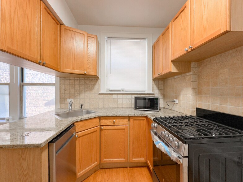 Building Photo - 522 W Surf St