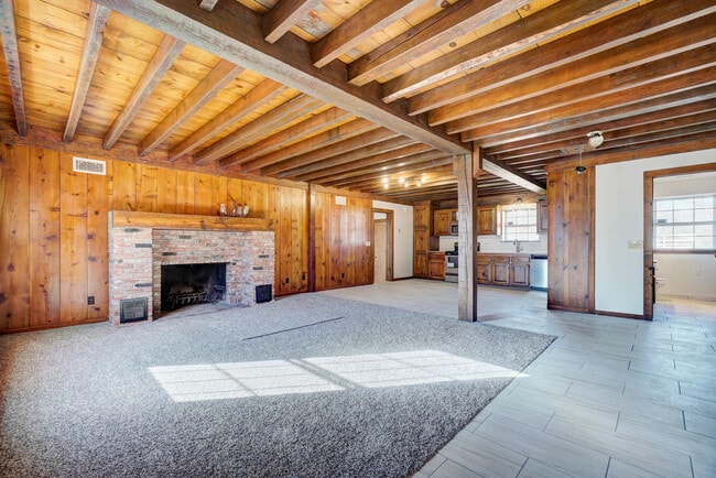 Building Photo - Beautiful 2 bed Ranch style home on 5 acres!