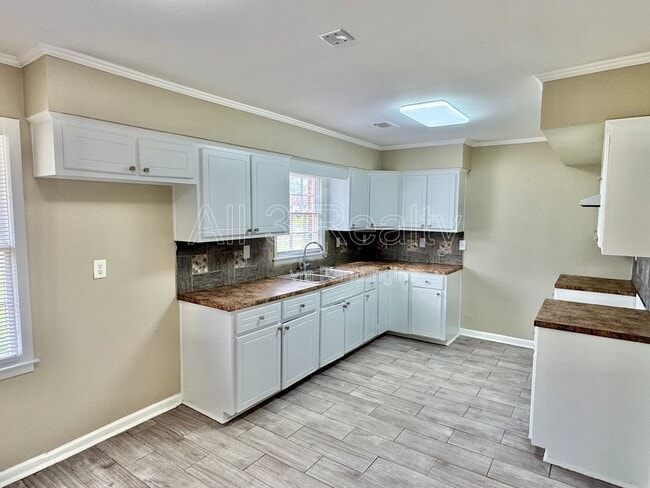 Building Photo - 502 Adler Dr