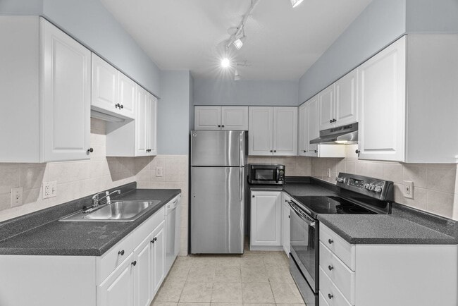 Building Photo - Modern Spacious  2 Bed  and 1.5  Bath Cond...