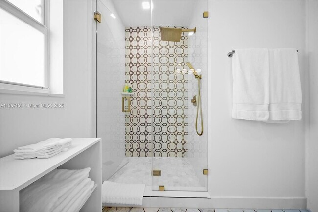 Building Photo - 1625 Hollywood Blvd