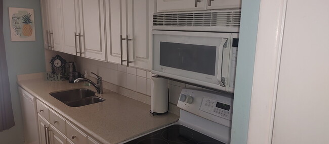 Building Photo - "Charming 2-Bed, 2-Bath Condo in Largo wit...