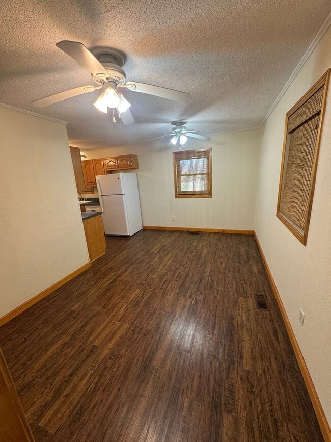 Building Photo - 2 BD, 1 BA Cozy Home in Dresden!