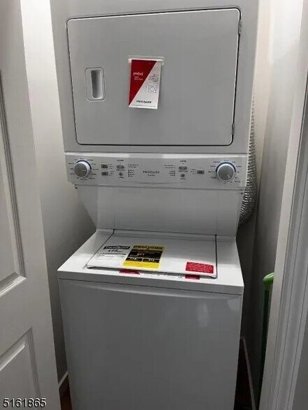 Building Photo - 339 Valley Brook Ave