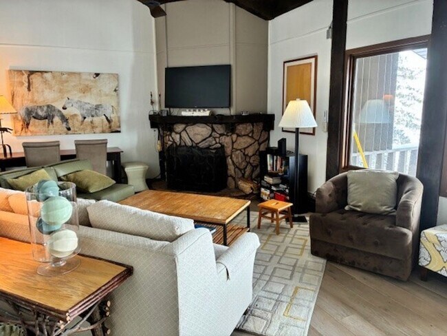 Building Photo - 900 Meadow Creek Dr