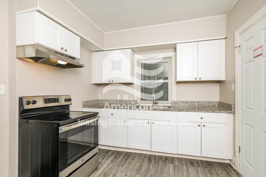 Building Photo - 133 E Elmwood Ave