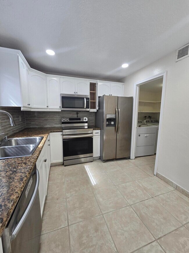 Building Photo - 10710 La Placida Dr