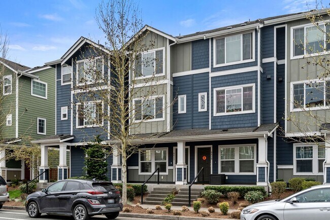 Building Photo - Spaciously Modern Tri Level Townhome for Rent in North Everett