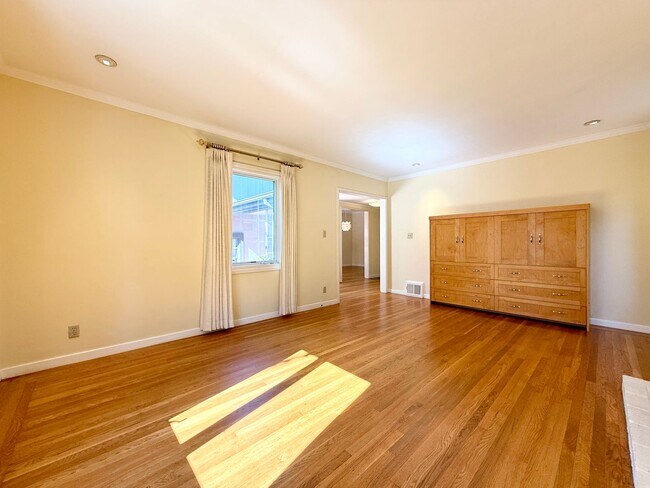 Building Photo - Beautifully Renovated Single-Family Home i...