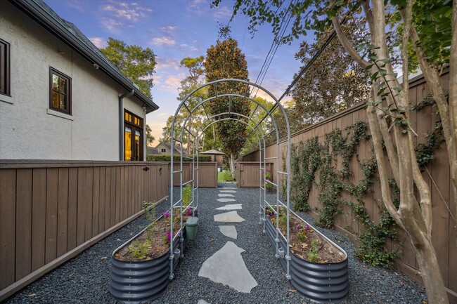 Building Photo - 20 Lacewood Ln