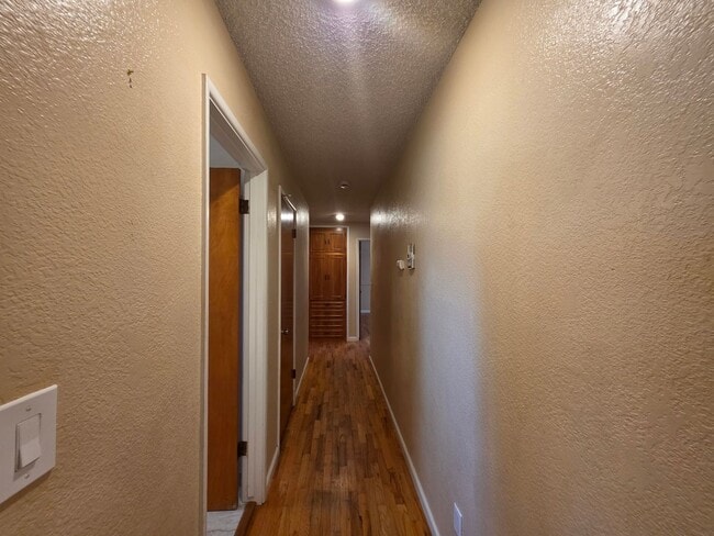 Building Photo - Single story home close to freeway access!