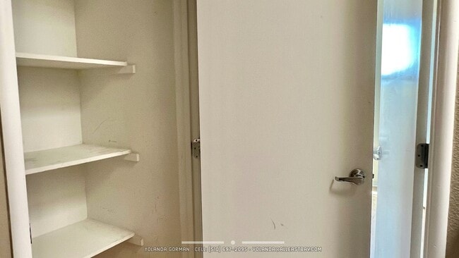 Building Photo - Stylish and modern loft-like 2 bedroom 2.5 bath condo in an urban oasis!