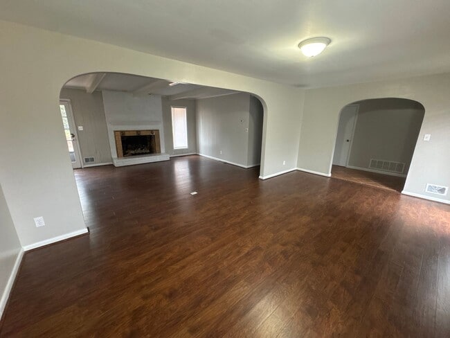 Building Photo - Spacious home with carport and garage!