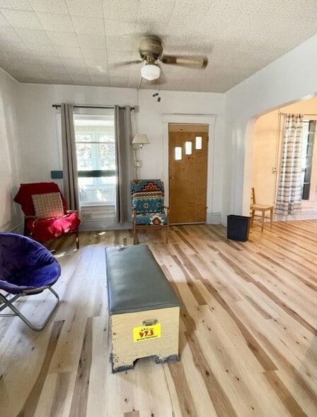 Building Photo - 806 E Loomis St