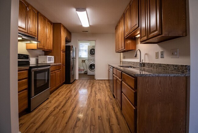 Building Photo - 3 Bedrooms, 2.5 Bathrooms Townhouse Rental