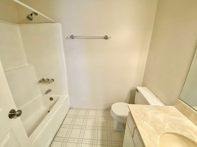 Building Photo - Thousand Oaks- Three Bedroom Condo