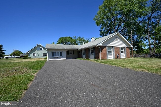 Building Photo - 1 Pinetree Ln